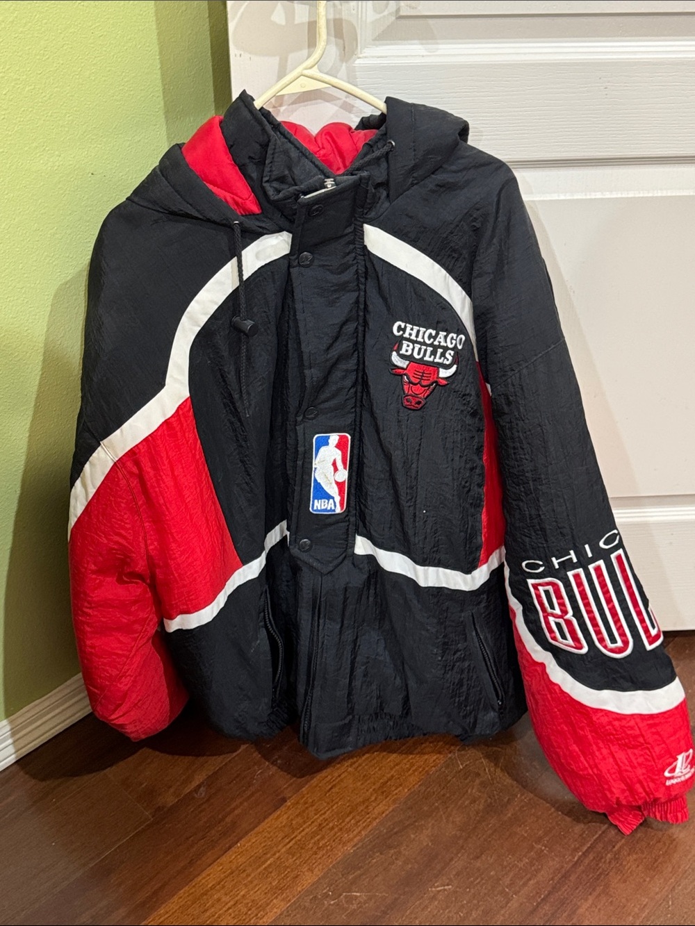 Chicago Bulls Hooded Puffer Jacket - Black, Red & White